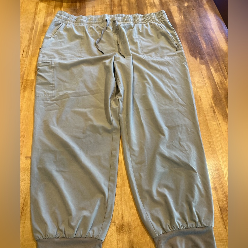 Chicos Zenergy lightweight khaki Jogger Pants size size 4R